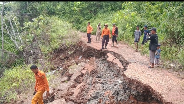 BPBD Luwu Timur Gerak Cepat Cek Jalan Ambles di Desa Tarabbi